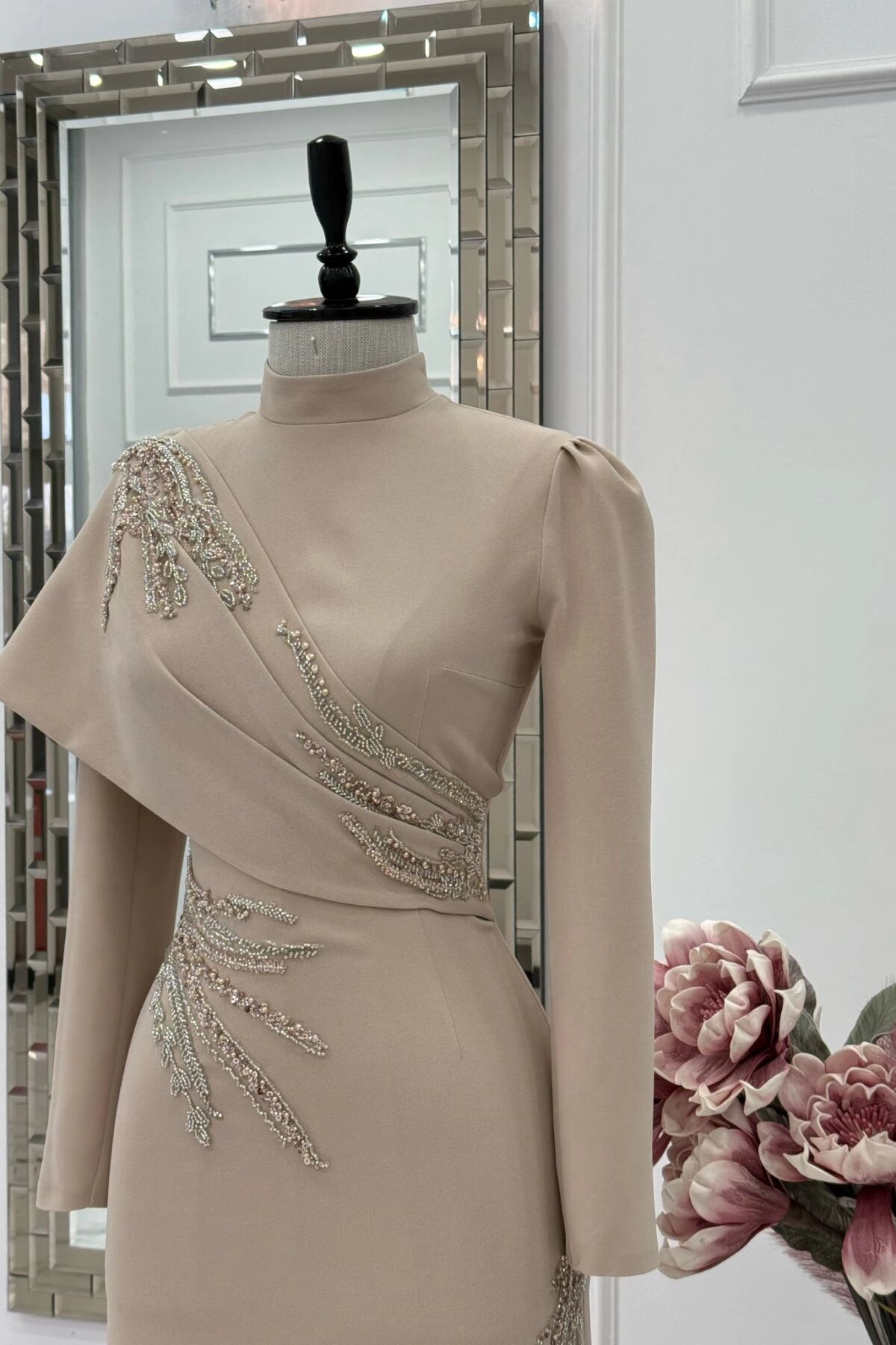فستان سهرة طويل الأكمام بيج بكسرات غير متماثلة وتطريز أحجار - MK Moda Tasarım
