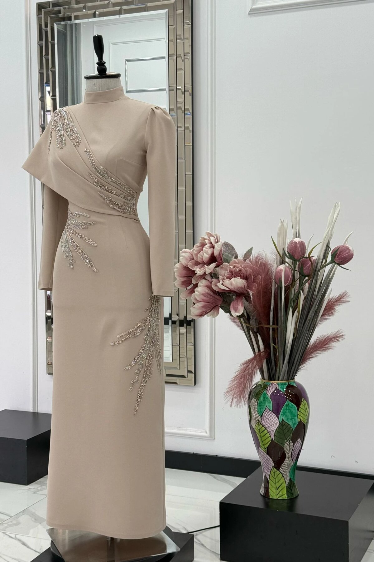 فستان سهرة طويل الأكمام بيج بكسرات غير متماثلة وتطريز أحجار - MK Moda Tasarım