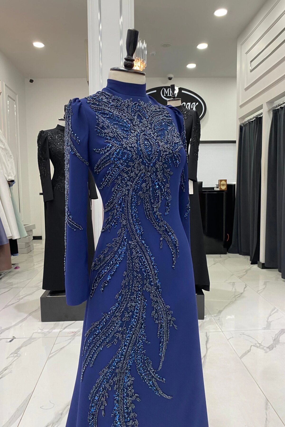 فستان سهرة بياقة واقفة لون كحلي بتطريز خرز كريستال - MK Moda Tasarım