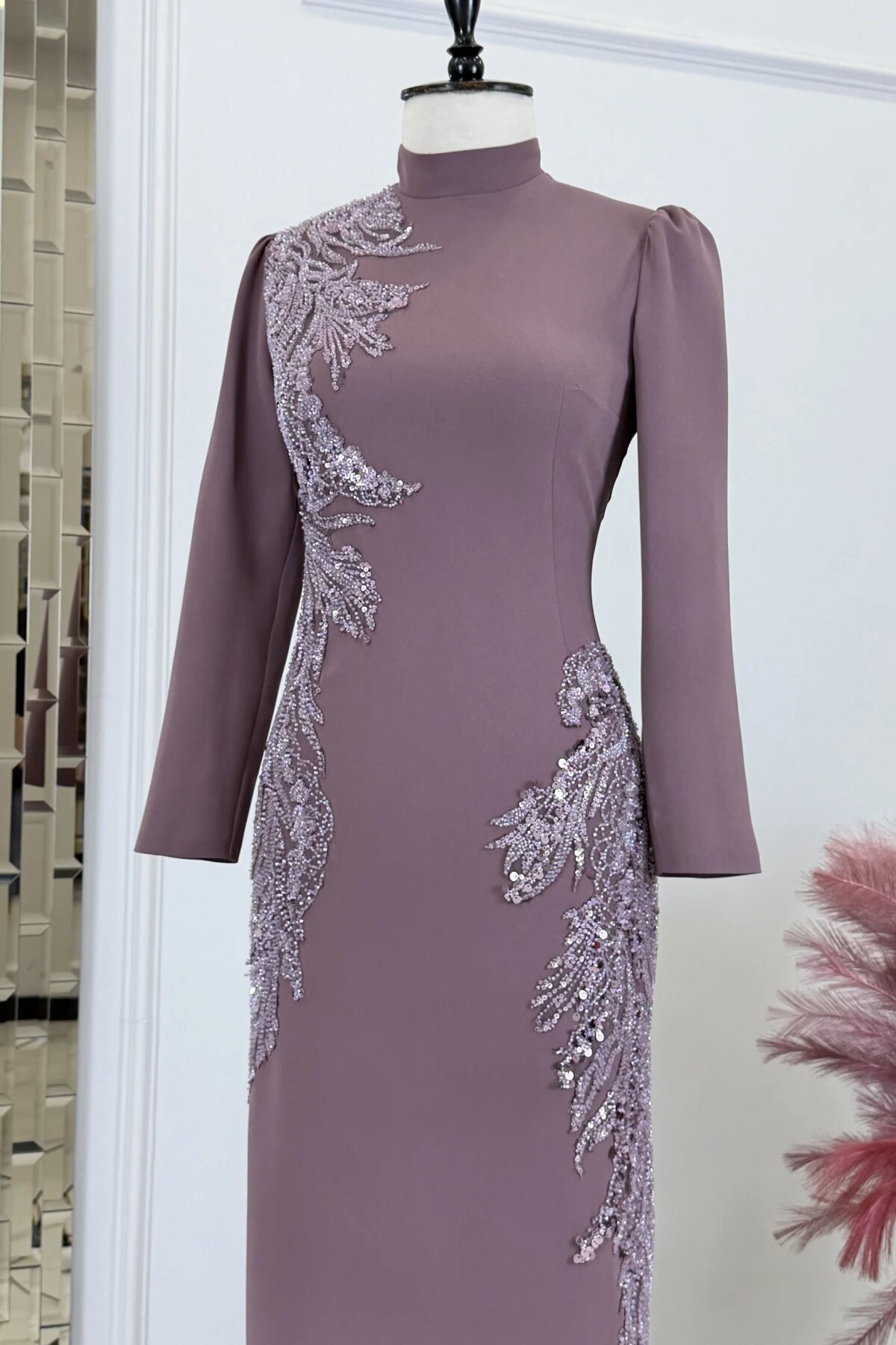 فستان سهرة محتشم طويل ليلكي بياقة عالية وتطريز أحجار - MK Moda Tasarım