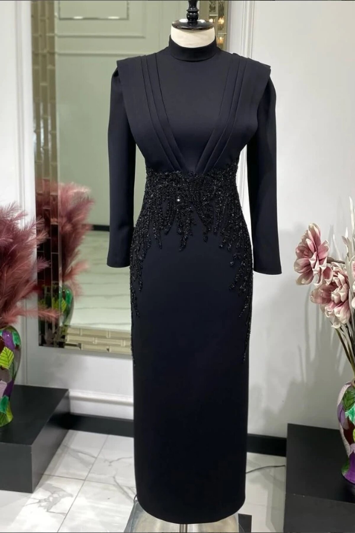فستان سهرة طويل الأكمام أسود بياقة واقفة وتطريز خصر - MK Moda Tasarım