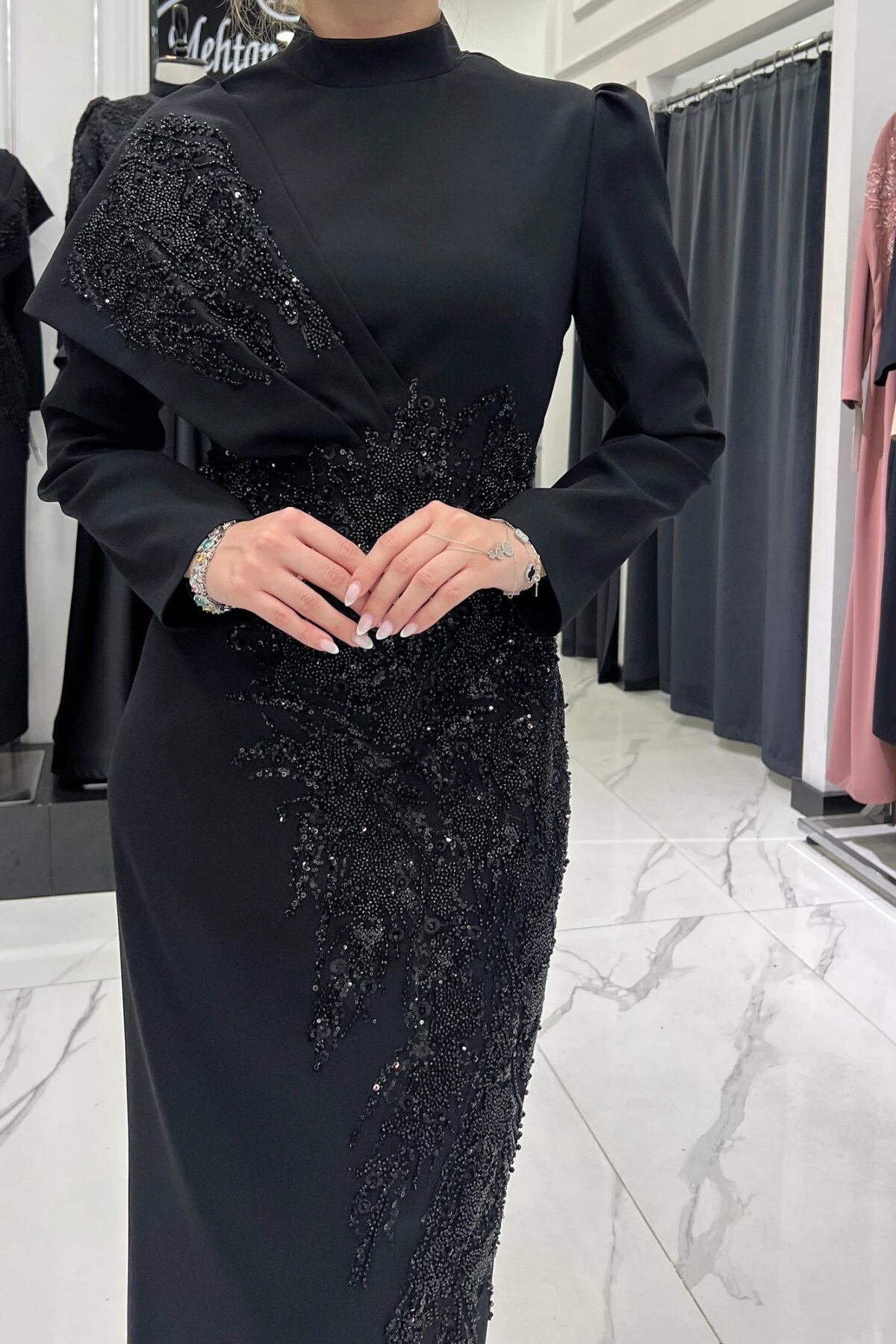 فستان سهرة محتشم أسود بتفاصيل درابيه وتطريز أحجار - MK Moda Tasarım