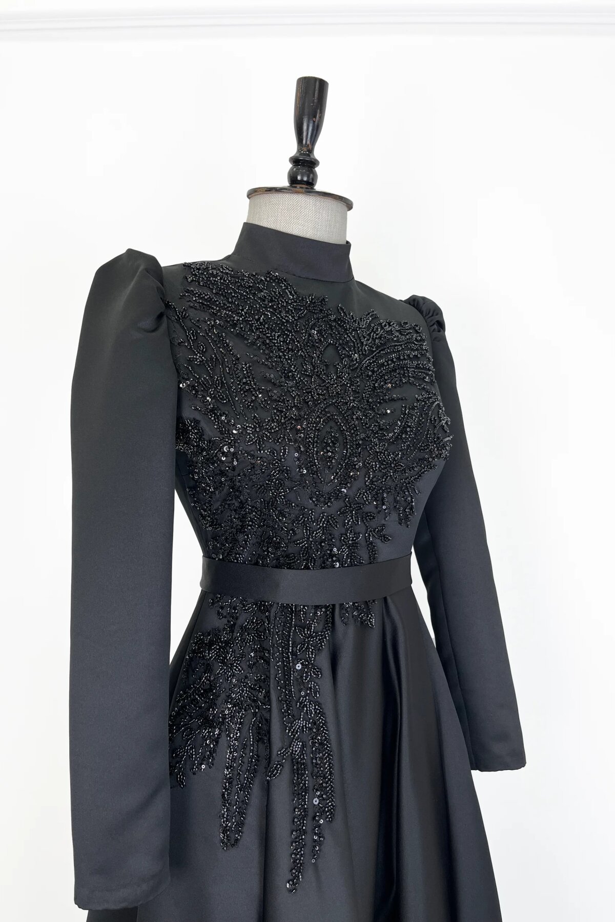فستان سهرة طويل أسود بياقة واقفة وتطريز أحجار - MK Moda Tasarım