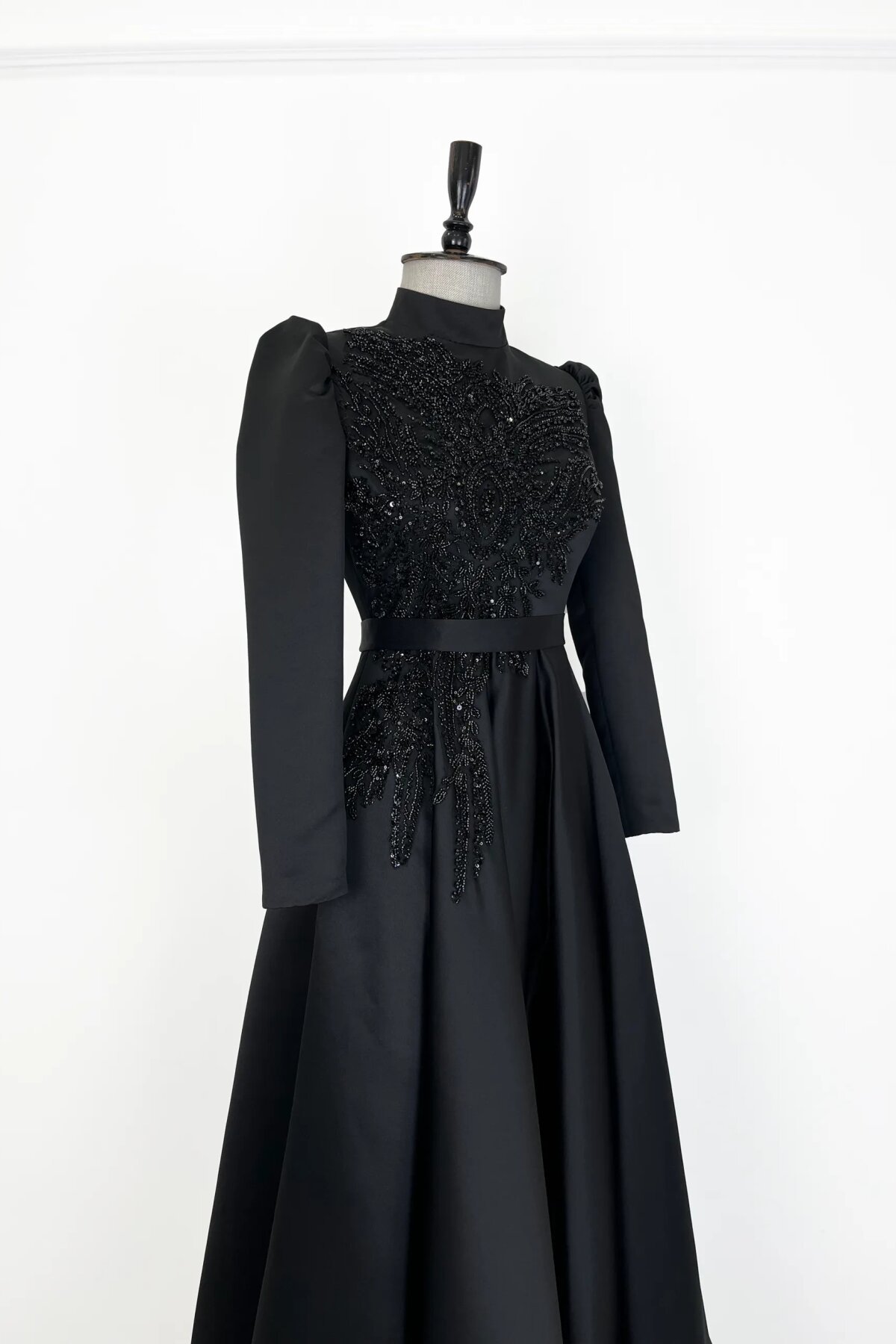 فستان سهرة طويل أسود بياقة واقفة وتطريز أحجار - MK Moda Tasarım