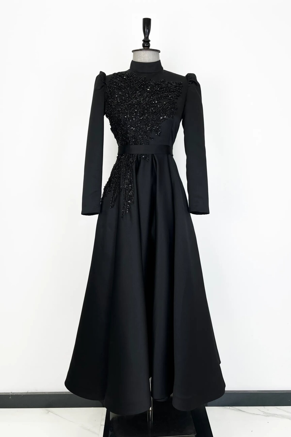 فستان سهرة طويل أسود بياقة واقفة وتطريز أحجار - MK Moda Tasarım
