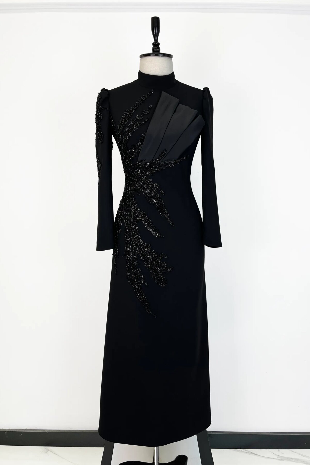 فستان سهرة طويل أسود بياقة واقفة وتطريز خرز - MK Moda Tasarım