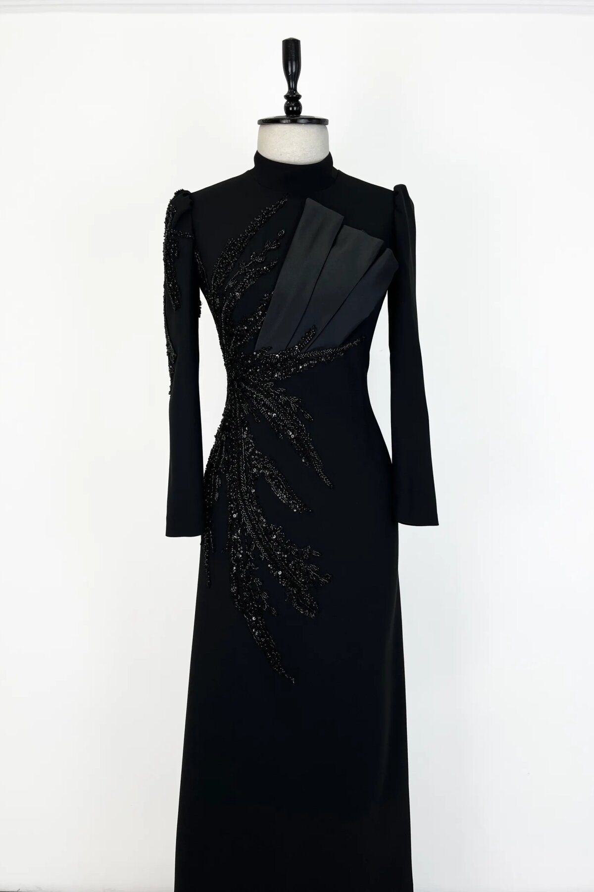 فستان سهرة طويل أسود بياقة واقفة وتطريز خرز - MK Moda Tasarım