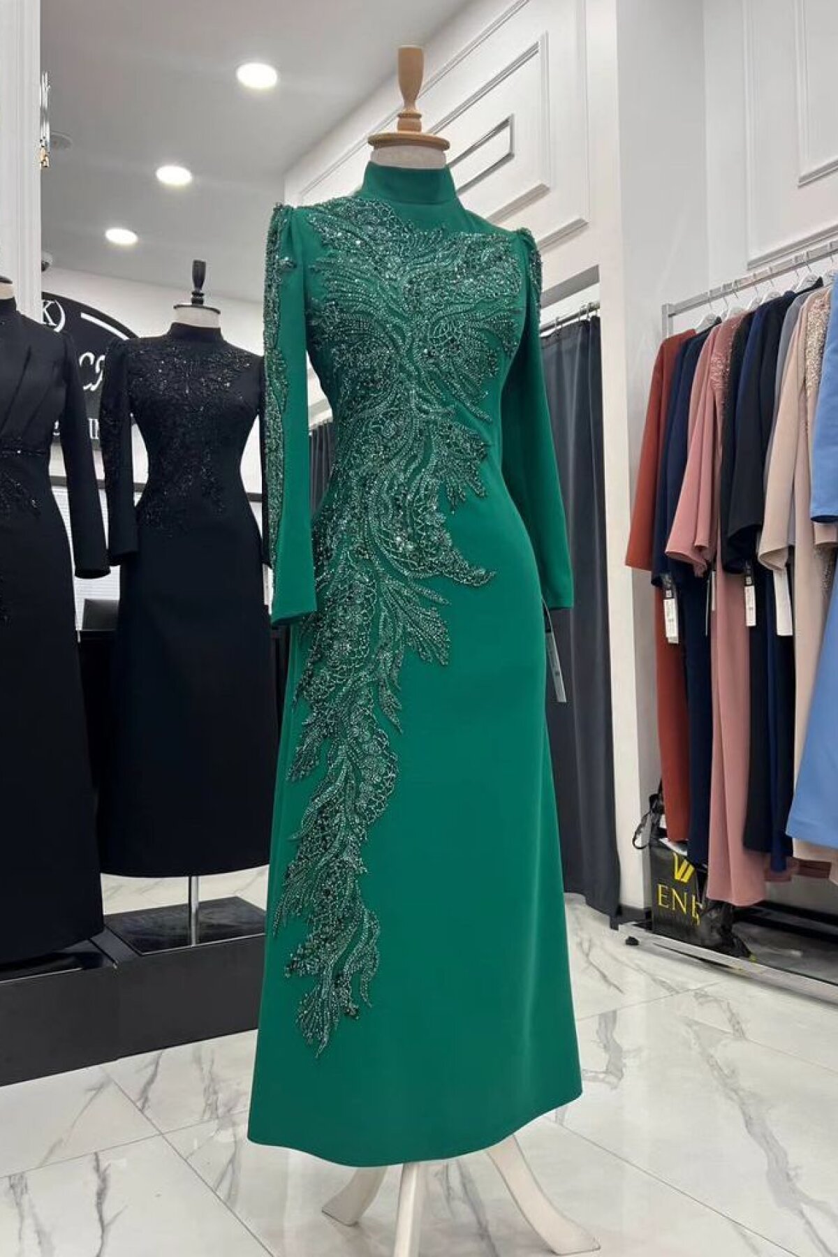 فستان سهرة بياقة واقفة لون أخضر زمردي بتطريز أحجار - MK Moda Tasarım