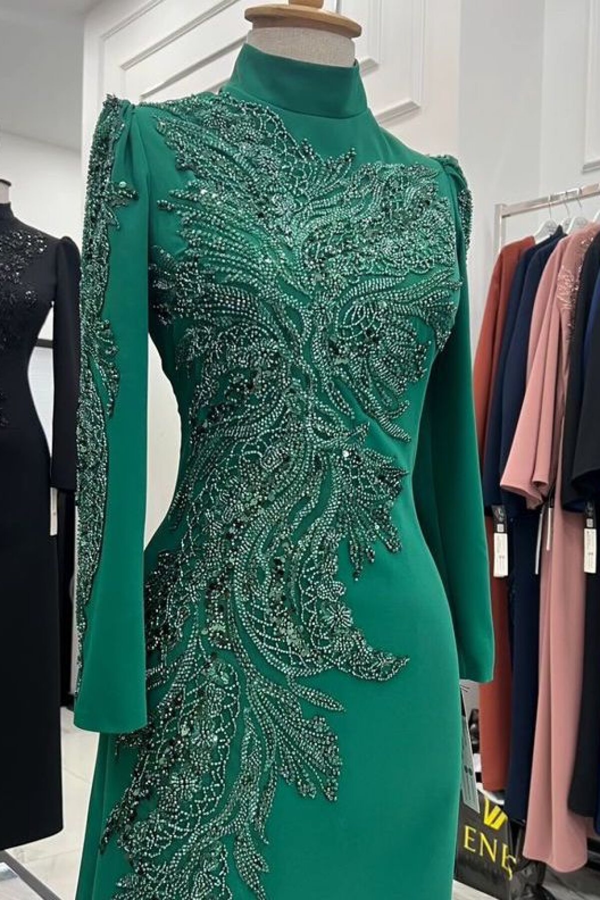 فستان سهرة بياقة واقفة لون أخضر زمردي بتطريز أحجار - MK Moda Tasarım