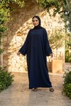 عباءة كحلي بنمط ورود وتفاصيل إكسسوار دائري