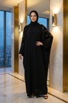 فستان فرجية مقاس كبير أسود بتفاصيل إكسسوار كتف