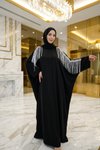 عباية فستان مقاس كبير أسود بالترتر بتفاصيل إكسسوار فضي على الكتف