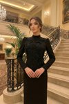Siyah Dik Yaka Çiçek Aplikeli Uzun Kollu Abiye Elbise