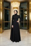 فستان سهرة أسود بتفاصيل زهور على الكتف