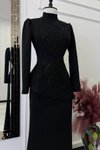 Siyah Uzun Dik Yaka Taş İşlemeli Peplum Detaylı Abiye Elbise