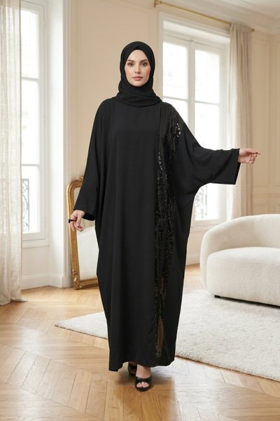 عباية مقاس كبير سوداء بتفاصيل إكسسوار على الكتف