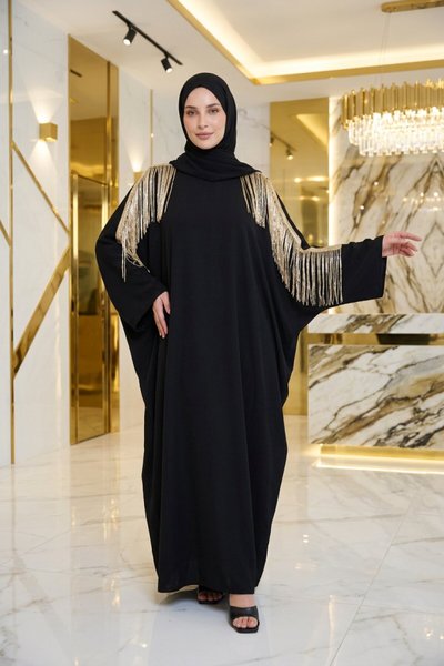 عباية مقاس كبير سوداء بالترتر وإكسسوار أكتاف ذهبي