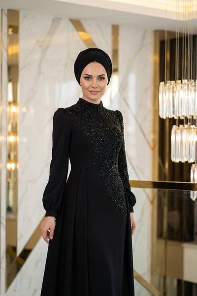 Siyah Uzun Dik Yaka Taş ve Boncuk İşlemeli Abiye Elbise