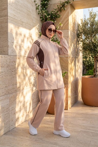 بدلة رياضية بيج بتفاصيل شريط وسحاب - Wovi Moda