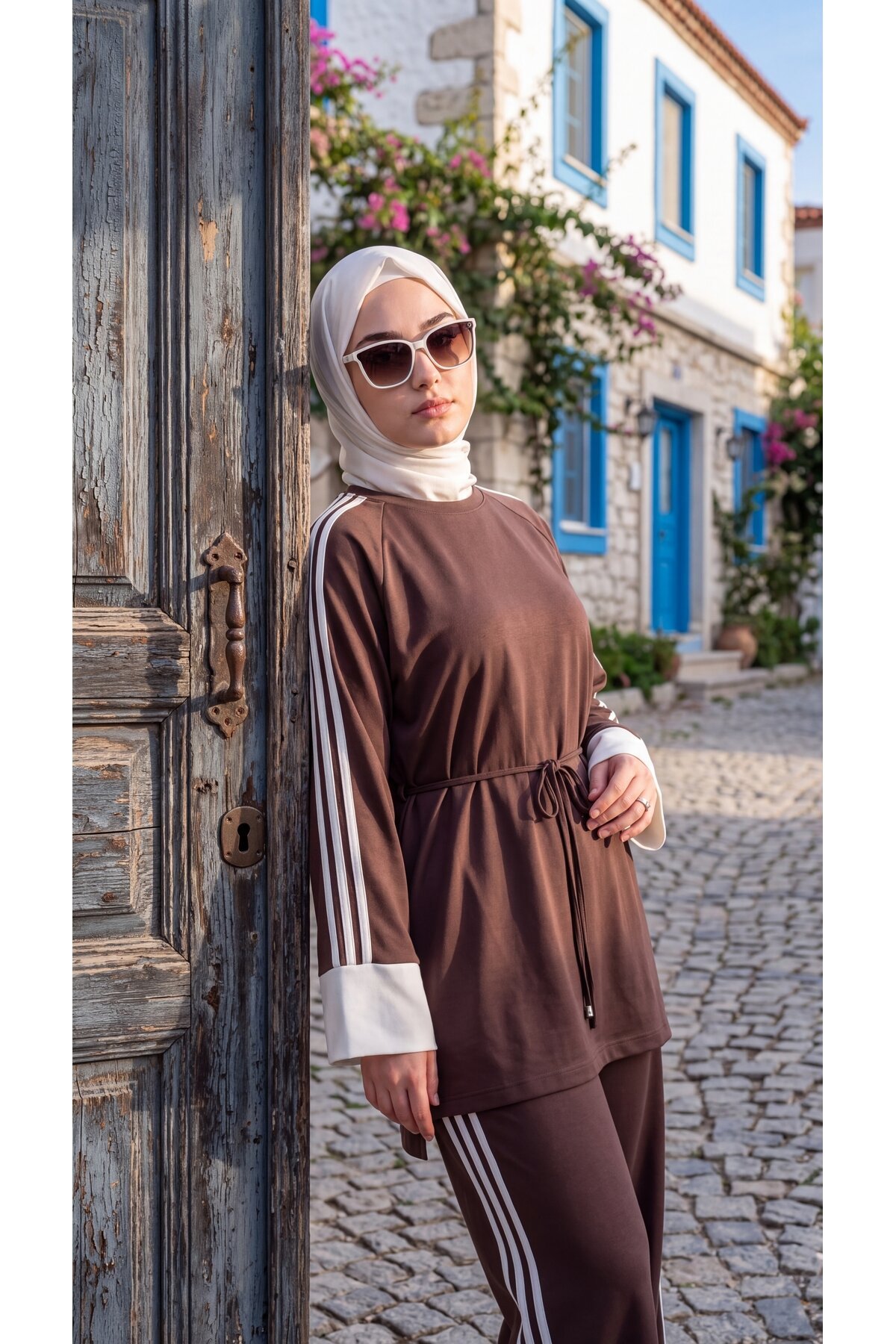Kahverengi Krem Manşetli Beli Bağcıklı Şerit Detaylı Eşofman - Wovi Moda