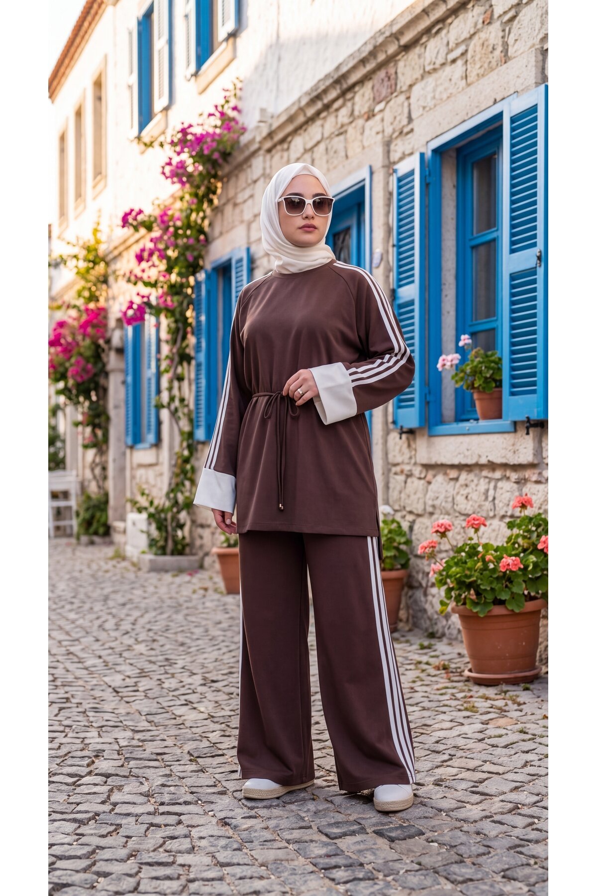 Kahverengi Krem Manşetli Beli Bağcıklı Şerit Detaylı Eşofman - Wovi Moda
