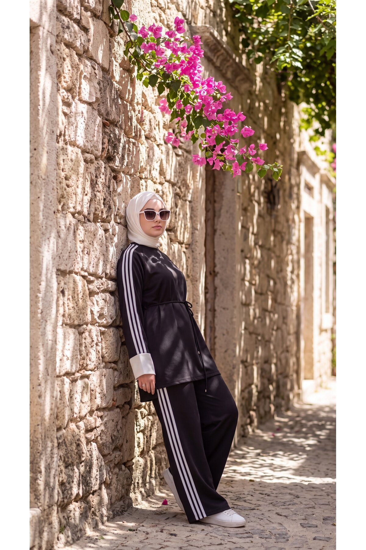 Siyah Krem Manşetli Beli Bağcıklı Şerit Detaylı Eşofman Takım - Wovi Moda