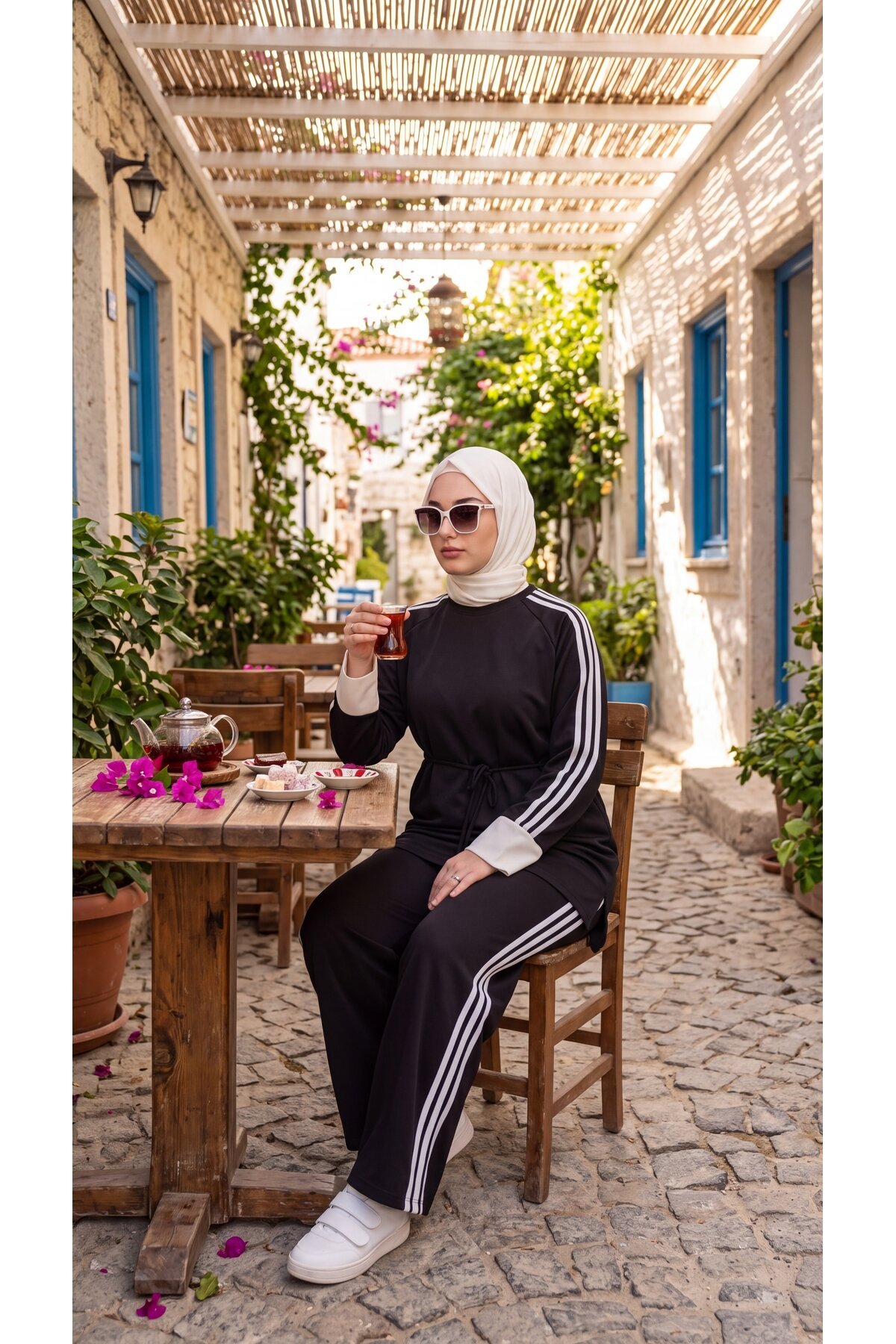 Siyah Krem Manşetli Beli Bağcıklı Şerit Detaylı Eşofman Takım - Wovi Moda