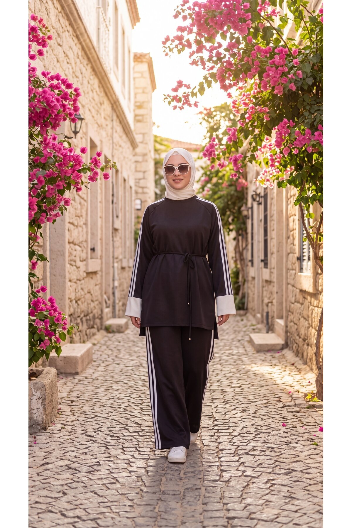 Siyah Krem Manşetli Beli Bağcıklı Şerit Detaylı Eşofman Takım - Wovi Moda