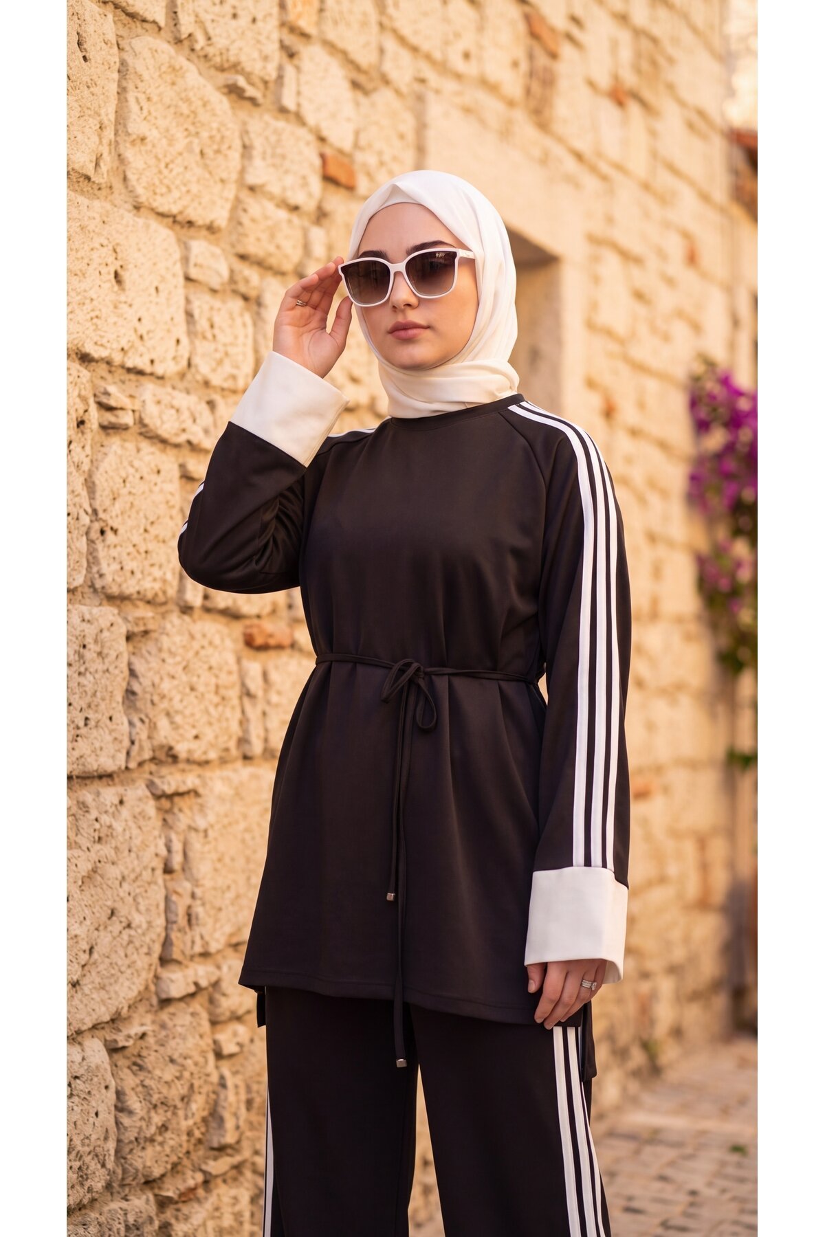 Siyah Krem Manşetli Beli Bağcıklı Şerit Detaylı Eşofman Takım - Wovi Moda