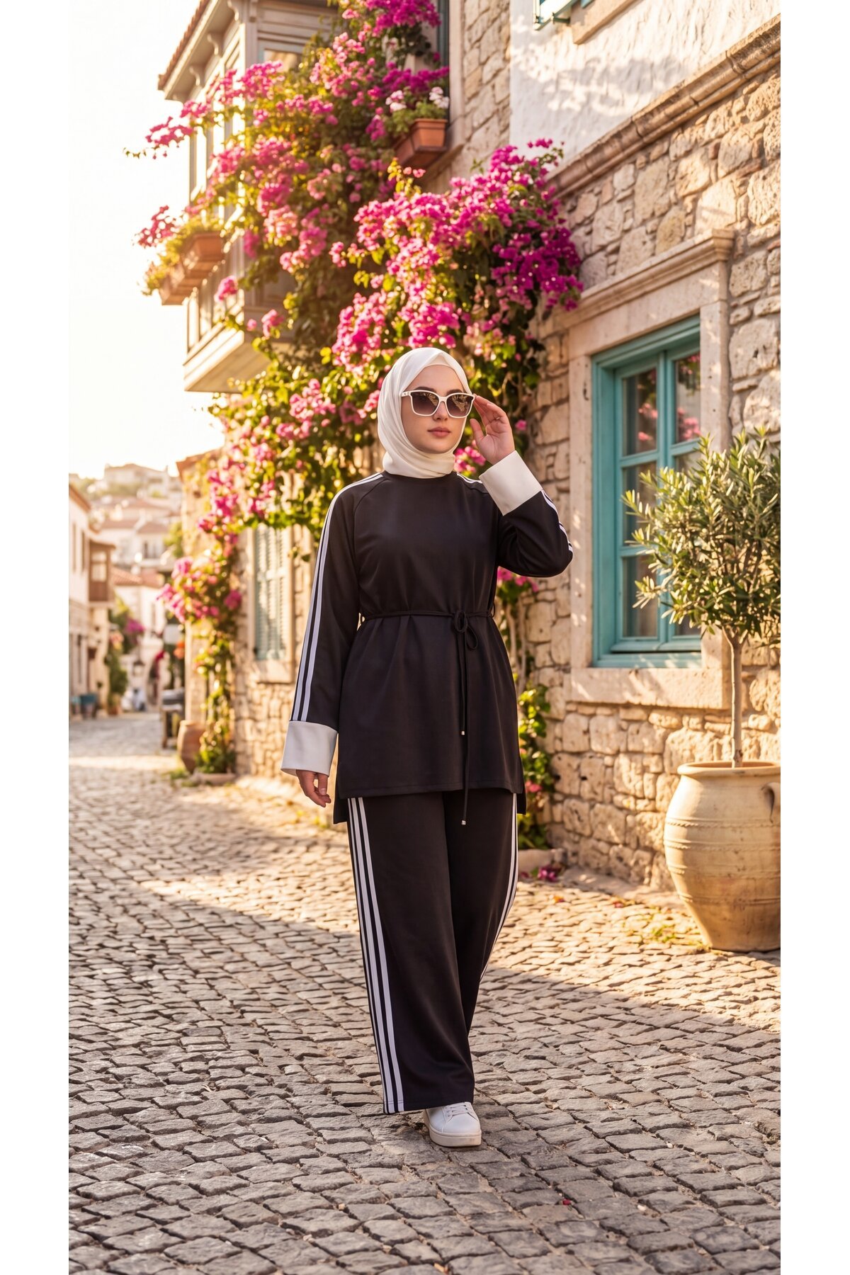 Siyah Krem Manşetli Beli Bağcıklı Şerit Detaylı Eşofman Takım - Wovi Moda